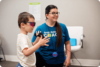Child and coach in the sensory-motor program