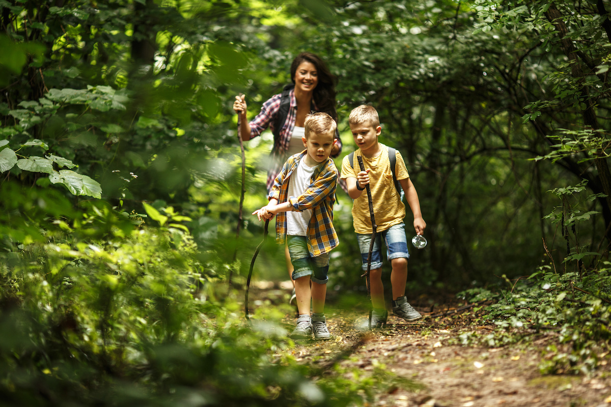 summer-hike-active-family-vacation